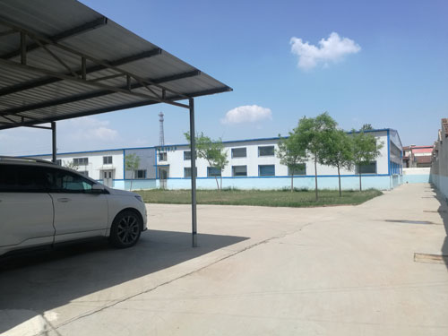德州健之源地處魯西北平原，毗鄰黃河故道森林公園，生產(chǎn)條件環(huán)境優(yōu)越，擁有現(xiàn)代化的廠房，標準化的生產(chǎn)車間，公司擁有三證：SC食品生產(chǎn)許可證、GMP證、食品出口生產(chǎn)企業(yè)證書，生產(chǎn)過程中采用ISO22000管理體系進行科學管理，并擁有近十年的生產(chǎn)加工經(jīng)驗，產(chǎn)品口感、湯色、功效等各項指標均能達到客戶滿意，生產(chǎn)采用全自動帶線帶牌袋泡茶包裝機生產(chǎn)線，有全套的粉碎和超微粉碎、分篩、烘干、滅菌、制粒、制袋等設備，科學的生產(chǎn)工藝和嚴格規(guī)范的滅菌殺毒技術。