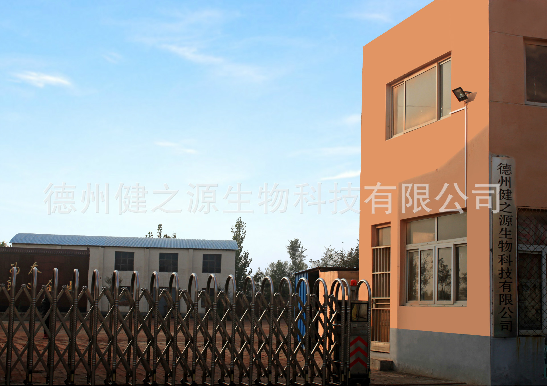 德州健之源生物科技有限公司是一家專(zhuān)業(yè)生產(chǎn)營(yíng)養(yǎng)素補(bǔ)充劑、SC營(yíng)養(yǎng)食品公司，業(yè)務(wù)范圍包括固體飲料、壓片糖果、代用茶、沖劑以及各種膳食養(yǎng)生健康食品的生產(chǎn)代工、OEM、 ODM等。公司占地五十余畝，廠區(qū)建筑面積4000余m2，內(nèi)設(shè)生產(chǎn)車(chē)間、質(zhì)量控制室、產(chǎn)品檢測(cè)中心、陰涼倉(cāng)庫(kù)、辦公用房及輔助用房。生產(chǎn)車(chē)間總面積1000余m2，其中保健食品GMP 凈化車(chē)間600m2，裸藻片代加工 裸藻復(fù)合壓片糖果OEM  食品片劑貼牌委托生產(chǎn)廠家 一般生產(chǎn)區(qū)400m2；倉(cāng)儲(chǔ)總面積（原輔料倉(cāng)庫(kù)、成品倉(cāng)庫(kù)、包材倉(cāng)庫(kù)等）2500m2，物料分區(qū)分庫(kù)存放；檢測(cè)分析室（包括理化分析室、微生物檢驗(yàn)室、留樣觀察室等）總面積300m2。辦公用房200m2。流水生產(chǎn)線承接粉劑，片劑，袋泡茶，顆粒劑 等劑型的成品、半成品代加工。  公司成立專(zhuān)項(xiàng)實(shí)驗(yàn)室，引進(jìn)山東中醫(yī)藥大學(xué)的醫(yī)藥技術(shù)部部長(zhǎng)等相關(guān)專(zhuān)業(yè)人員組建科研團(tuán)隊(duì)，在分子生物學(xué)、微 生物發(fā)酵、藥食同源、新資源食品研究等方面實(shí)行研產(chǎn)一體化，針對(duì)不同方向的營(yíng)養(yǎng)課題進(jìn)行探討研究，并將科研成果轉(zhuǎn)化為生產(chǎn)力，為產(chǎn)業(yè)化生產(chǎn)提供技術(shù)支撐。